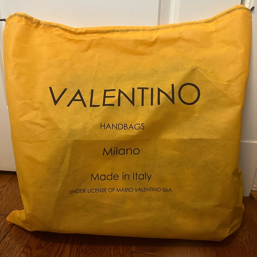 Valentino Black Floral Shoulder Bag with Gold Accents in pristine
Condition. - Picture 2 of 8